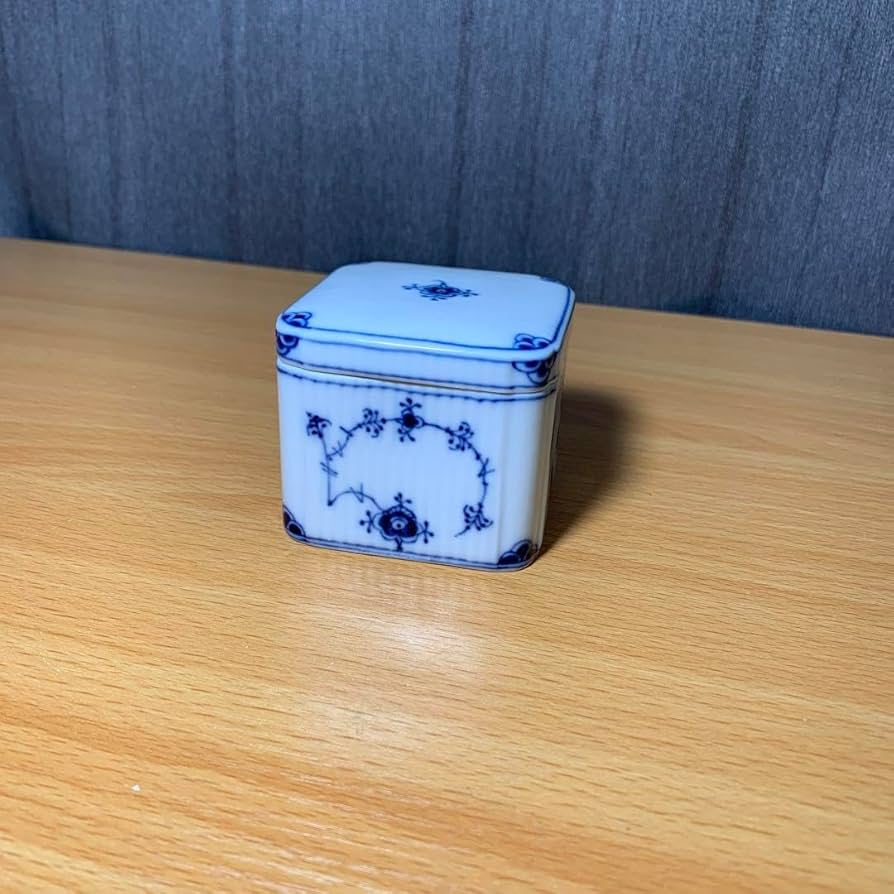 ロイヤルコペンハーゲン　ブルーフルーテッド　スクエアボックス　ボンボニエール Amazon.co.jp: ロイヤルコペンハーゲン ブルーフルーテッド